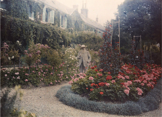 Monet-in-His-Garden-at-Giverny-1921