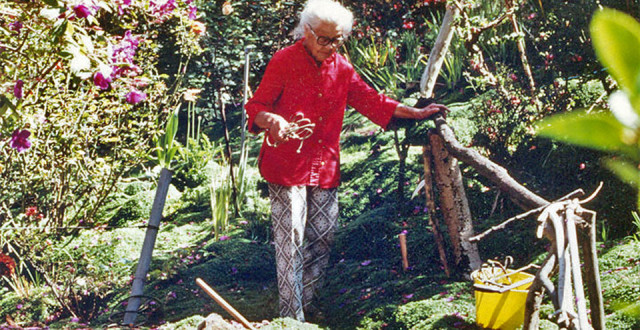 Grace Marchant in her garden (larry habegger / foundsf.org)