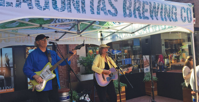 Visitors enjoy the pop-up beer garden with live music in Ghirardelli Square. photos: Kennet Majerowicz