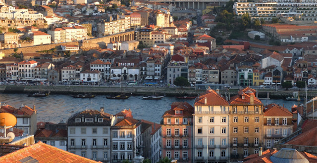 Looking across Porto rooftops to Vila Nova de Gaia. (Photo: Bo Links)