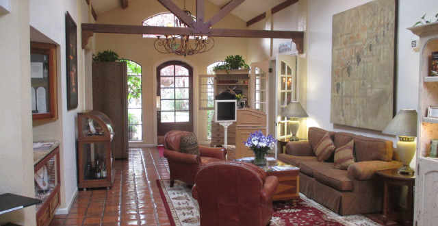 The cozy lobby at Vintners Inn. (Photo: Bo Links)