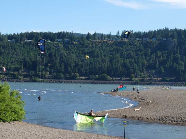 Kite-boarders-on-the-Columbia-River, Photo: Bo Links