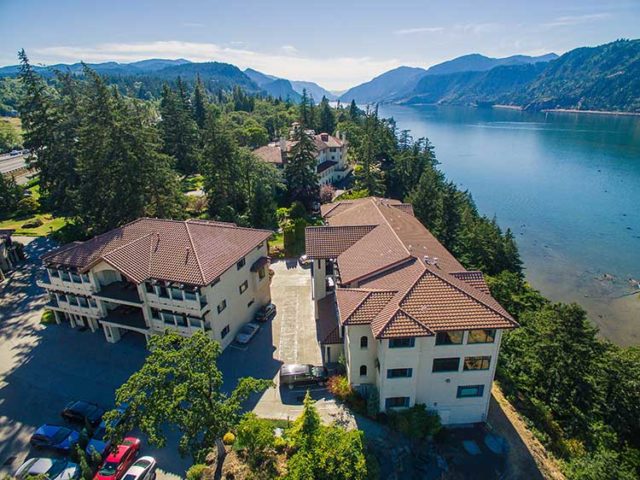 Knock-out-views-from-the-Cascade-Cliff-Villas-Hotel-Credit-to-Jennifer-Gulizia-Gorge-Us-Photography