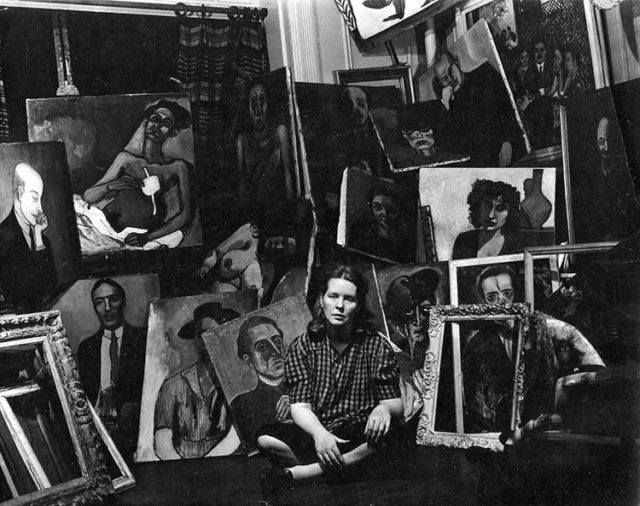 Alice Neel dans son appartement dans les années 1940.  Photo : Sam Brody Artworks © La succession d'Alice Neel, avec l'aimable autorisation de la succession d'Alice Neel et de David Zwirner