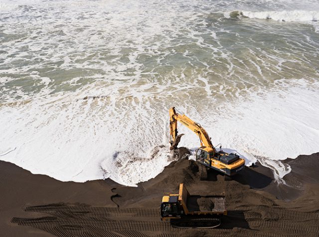 Lucas Foglia, Beach Restoration after El Niño Waves, 2016. Photograph, inkjet print. Courtesy of the artist and Fredericks & Freiser, NY © Lucas Foglia. Courtesy Museum of Fine Arts, Boston.